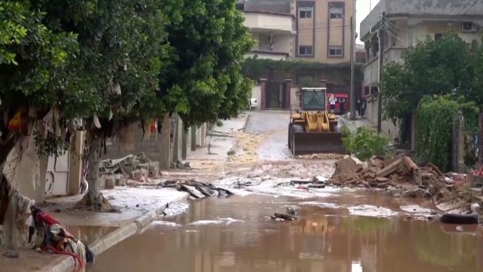 Tras el paso de la tormenta comenzaron de a poco a limpiar las calles.
