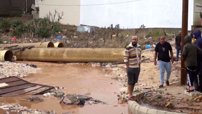 Un grupo de personas observa la devastación de jada tras el paso de "Daniel". 