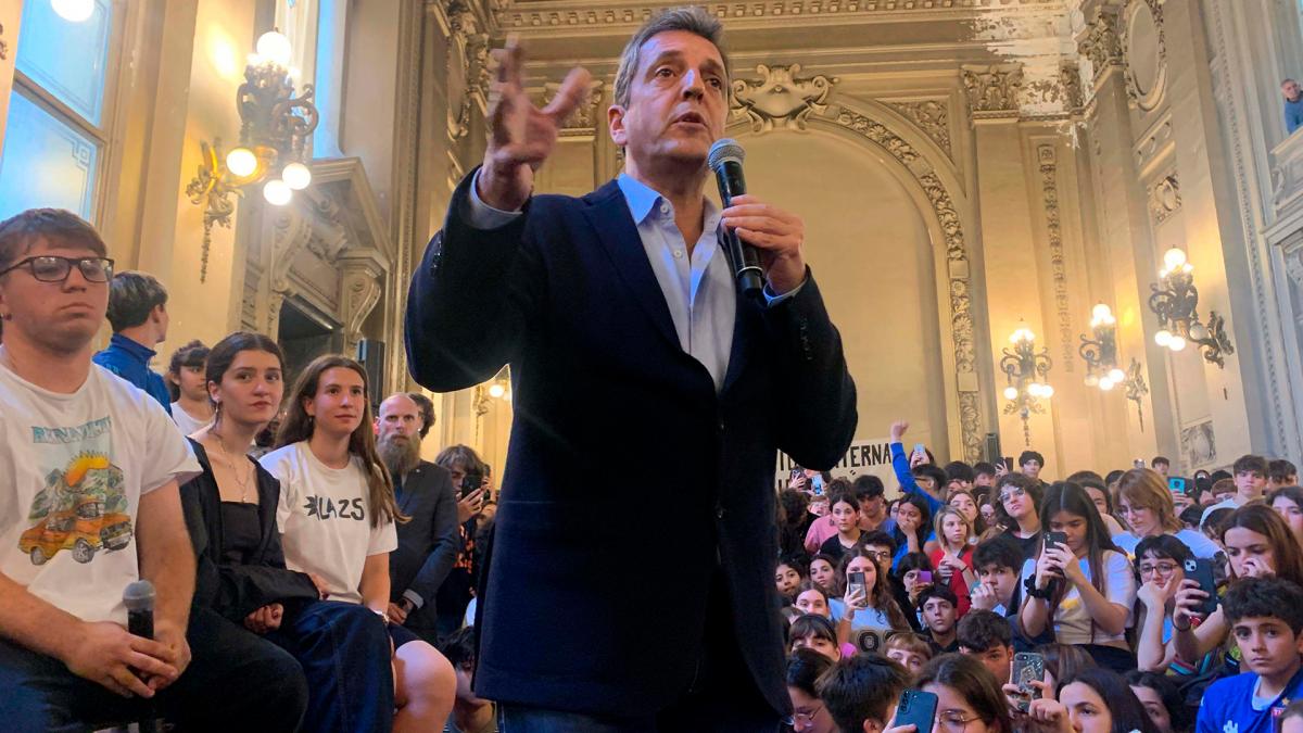 Massa en Colegio Nacional Buenos Aires con estudiantes previo a las elecciones generales Foto Facundo Lpez Estvez